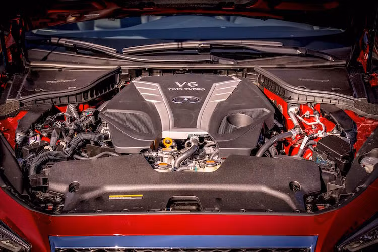 2 phiên bản cao cấp nhất là Q50 3.0t và Q50 Red Sport 400 sẽ được trang bị động cơ V6 3.0l tăng áp kép tân tiến nhất mà Infiniti từng chế tạo từ trước tới nay. Trong đó, bản 3.0t có công suất 300 mã lực cùng mô-men xoắn 400 Nm.