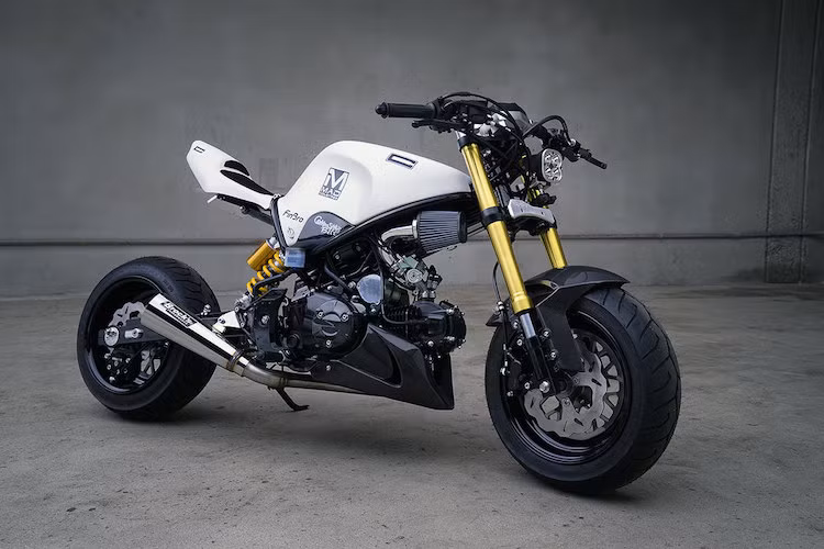 Bản độ minibike Grom ( Honda MSX 125) đầu tiên của MAD Industries để tham gia triển lãm SEMA là một chiếc xe theo phong cách street fighter cực "chất", giống một chiếc Ducati Monster thu nhỏ.