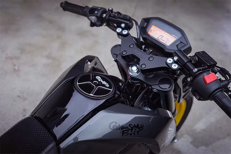 Dù thân xe vẫn được giữ nguyên, nhưng yên xe được độ lại kèm theo đuôi bằng sợi carbon của Woodcraft Technologies để đem tới tư thế ngồi như sportbike.