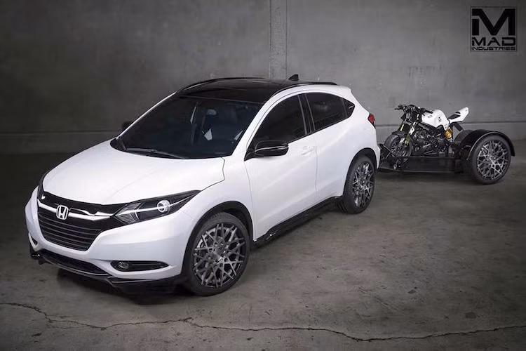 "Đi kèm" với bản độ này là một chiếc Honda HR-V kèm rơ-mooc kéo đều được độ với màu sơn và mâm như chiếc Honda Grom streetfighter, dùng để chở chiếc xe tới những nơi xa hơn.