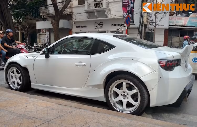 Một bộ widebody Rocket Bunny vốn đã có giá bán lên tới 4150 USD (tương đương 92,61 triệu đồng). Như vậy, nếu tính cả chi phí vận chuyển về Việt Nam và công lắp đặt, chủ của chiếc xe này sẽ phải trả khoảng hơn 100 triệu đồng để có thể lắp widebody lên xe mình.