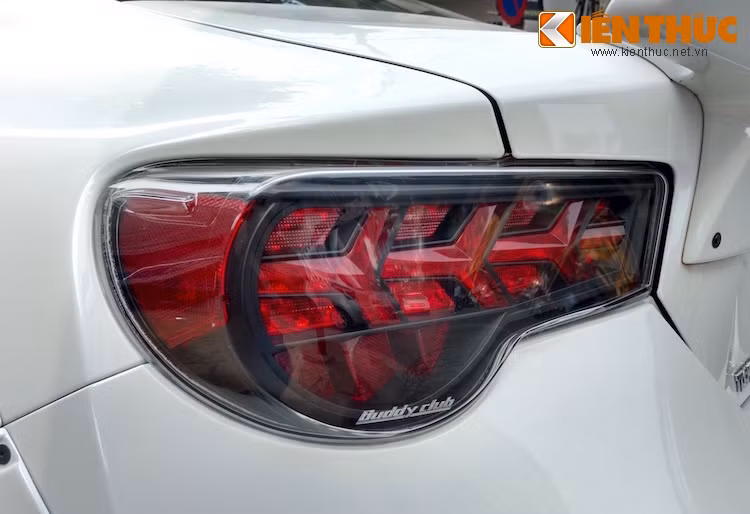 Chiếc Toyota 86 này còn được chủ xe nâng cấp lên đèn hậu LED của Buddy Club với các dải LED theo phong cách xe Lamborghini.