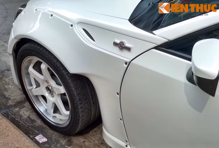 Giống như gói Rocket Bunny v1, bộ widebody này cũng giúp nới rộng thân xe bằng những vè bánh bằng nhựa, được bắt vào thân bằng các đinh ốc theo phong cách xe đua Nhật thập niên 60-70.