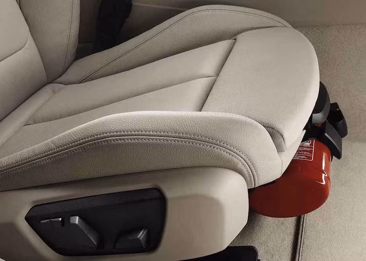 8 - Bắt buộc ôtô phải trang bị bình chữa cháy: Một quy định gây rất nhiều phản ứng trái chiều trong thời gian qua theo thông tư 57/2015/TT-BCA của Bộ công an đó là từ 6/1/2015, ôtô từ 4 chỗ trở lên phải được trang bị một bình bột loại dưới 4kg hoặc bình bọt loại dưới 5 lít hay bình nước với chất phụ gia chữa cháy dưới 5 lít, bình khí CO2 loại dưới 4kg.