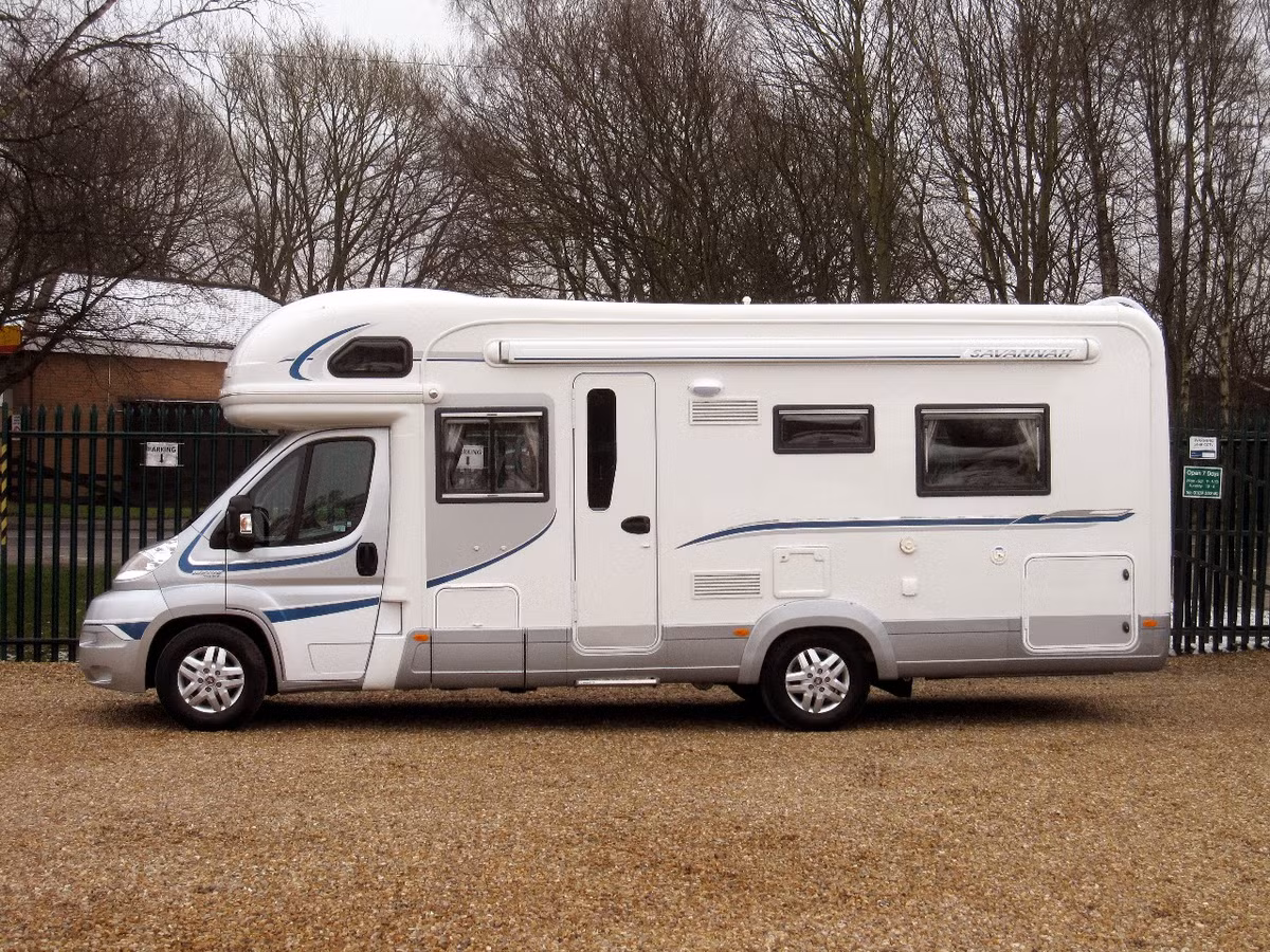 Cụ thể, 8 mặt hàng ôtô có mức giảm từ 2-4% bao gồm: Ôtô có nội thất được thiết kế như căn hộ hay gọi là Motor-homes (có mã 8703.23.40). Ôtô có nội thất được thiết kế như căn hộ (có mã 8703.24.70). Ôtô có động cơ dùng để vận tải hàng hóa có tổng trọng lượng có tải tối đa không quá 5 tấn (có mã 8704.10.23).