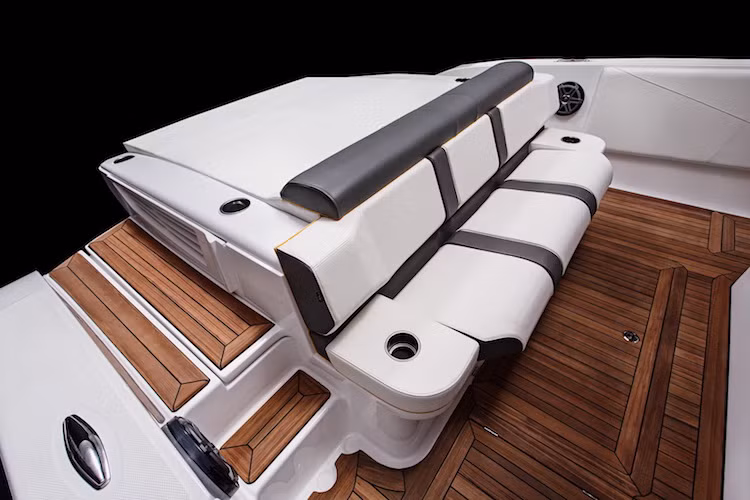 Là một mẫu thuyền cao tốc siêu sang, Team 41'SD GT3 có sàn được lát gỗ tếch kèm theo da chống nước hoàn toàn.