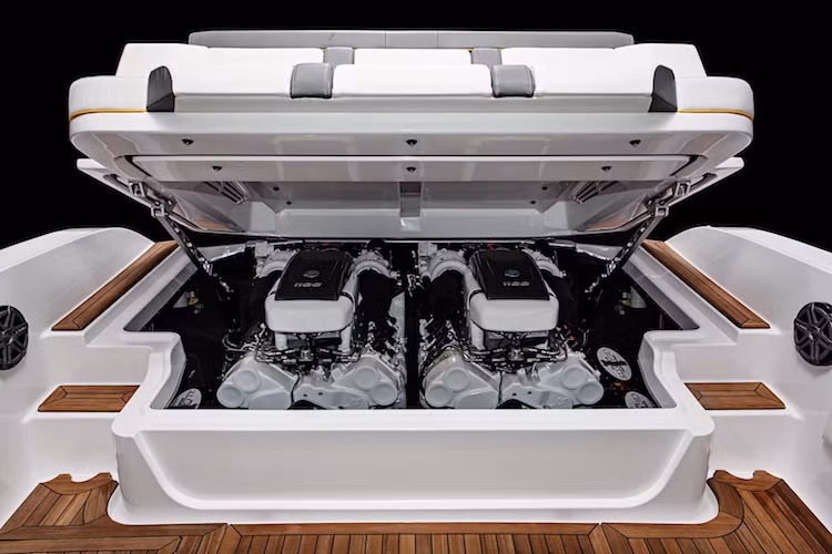 Nằm phía sau đuôi thuyền là 2 động cơ "khủng" của Mercury Racing với bộ truyền động NXT6, đem tới tổng công suất lên tới 1100 mã lực. Với động cơ mạnh mẽ, Team 41'SD GT3 có khả năng đạt tốc độ tối đa trên lý thuyết là 162 mã lực.