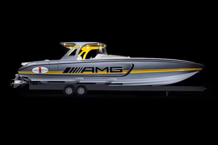 Có trọng lượng hơn 9000 kg, chiếc thuyền Team 41'SD GT3 được thiết kế với các đường nét khí động học và màu sắc mang đậm phong cách của mẫu siêu xe đua Mercedes AMG GT3.