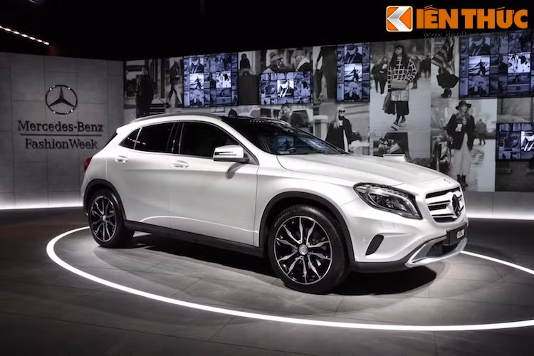 Mẫu xe crossover rẻ nhất mà Mercedes dự định đem về Việt Nam trong năm 2016 sẽ là GLA-Class, giúp hoàn thiện dòng sản phẩm sử dụng nền tảng chassis dẫn động cầu trước MFA, vốn đã có những thành viên là CLA và A-Class tại Việt Nam.