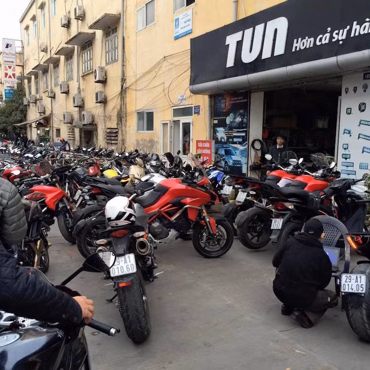 Vào ngày 25/2/2016, hàng chục chủ xe Ducati tại Hà Nội đã tập trung tại một cửa hàng phụ kiện thực hiện quá trình chạy lại ECU (ECU Remapping, Tune Map hay "Đả thông kinh mạch").