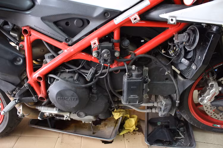 Về cơ bản, bên trong ECU có chứa những phần mềm giúp kiểm soát tỉ lệ hỗn hợp xăng/gió đi vào động cơ bằng cách điều khiển lượng xăng từ hệ thống phun nhiên liệu điện tử và bướm ga.