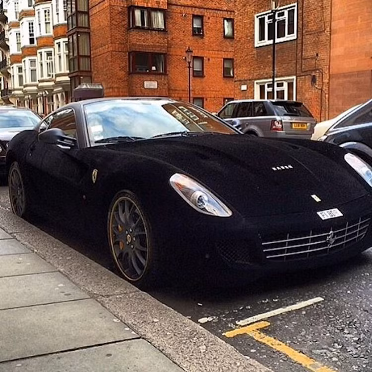 Không chỉ mạ vàng, một số người còn "chơi nổi" hơn khi bọc chiếc xe bằng nhung cao cấp như đối với chiếc Ferrari 599 GTB này.