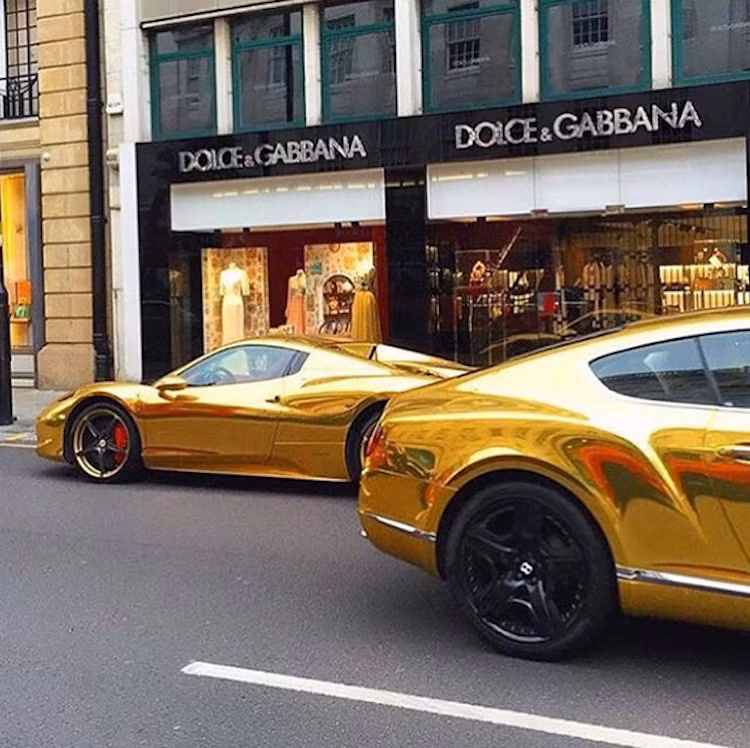 Bentley Continental GT W12 và Ferrari 458 Spider mạ vàng "chạm mặt" nhau trên phố.