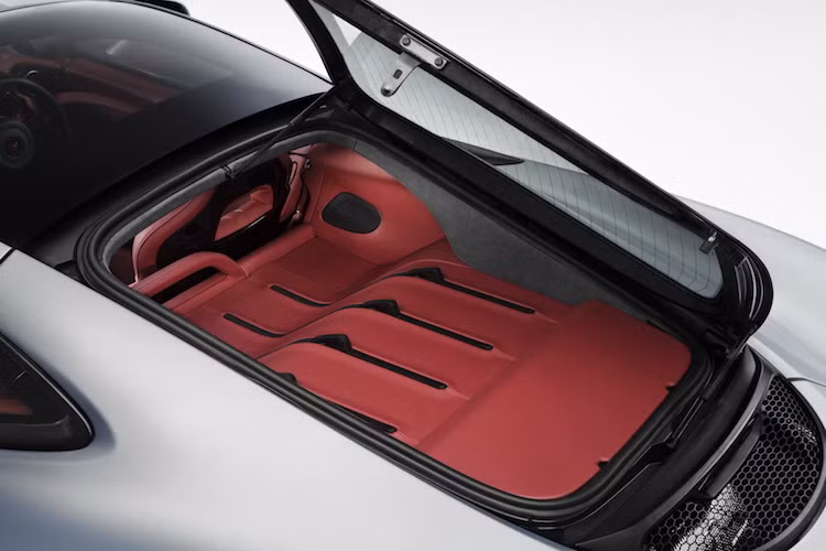 Với thiết kế mới này, 570GT đã có thêm một khoang chứa đồ sau lưng người lái và hành khách, bên cạnh cốp xe được đặt ở phía trước.