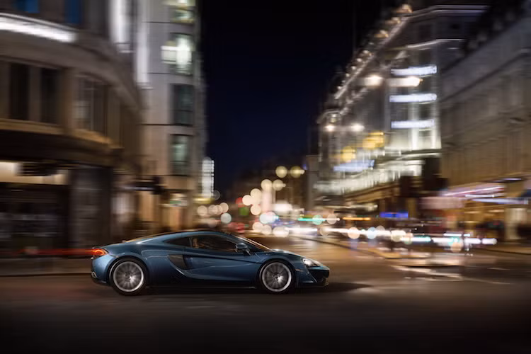 Giống như 570S, 570GT vẫn có động cơ V8 3.8l tăng áp kép như "đàn anh" 650S, nhưng chỉ có công suất tối đa 570 PS (562 mã lực) và mô-men xoắn 600 Nm. Tuy nhiên so với 570S, hệ thống treo của 570GT đã được điều chỉnh lại mềm hơn, thoải mái hơn khi đi đường dài.