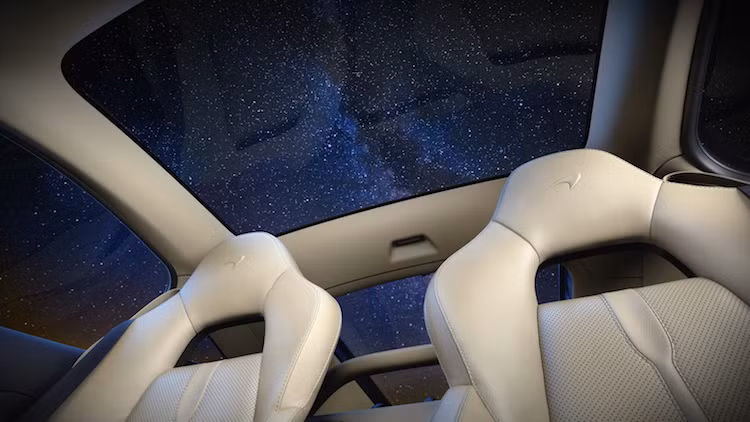 Ở phía trên trần xe là một cửa sổ trời panorama tương tự như trên các dòng xe siêu sang cao cấp. Với 570GT, McLaren cũng đồng thời tung ra chương trình cá nhân hóa "By McLaren" hoàn toàn mới dành riêng cho nội thất của xe.