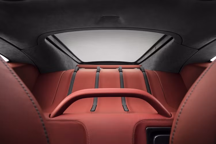 Khoang chứa đồ mới sẽ cung cấp thêm 220 lít thể tích, đủ để chứa được một vali lớn. Giống như những chiếc xe siêu sang, khoang này đã được McLaren bọc cẩn thận bằng da cao cấp.