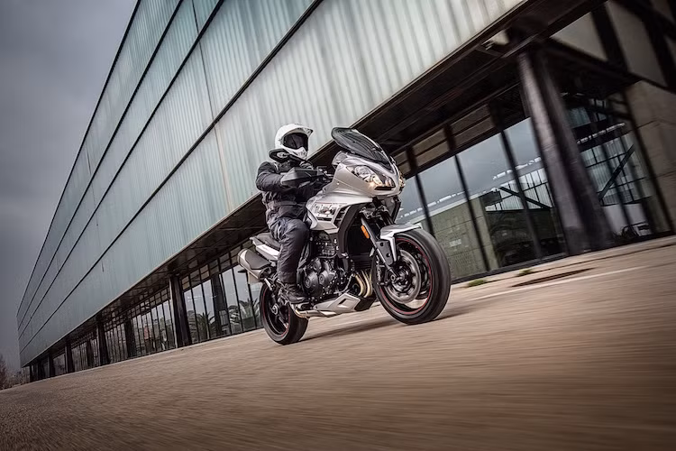 Giống như mẫu naked bike Triumph Speed Triple vừa được nâng cấp trong năm 2015, Tiger Sport 1050 cũng có bướm ga điều khiển điện tử, các chế độ lái khác nhau và ly hợp trượt chống khóa bánh khi dồn số nhanh.