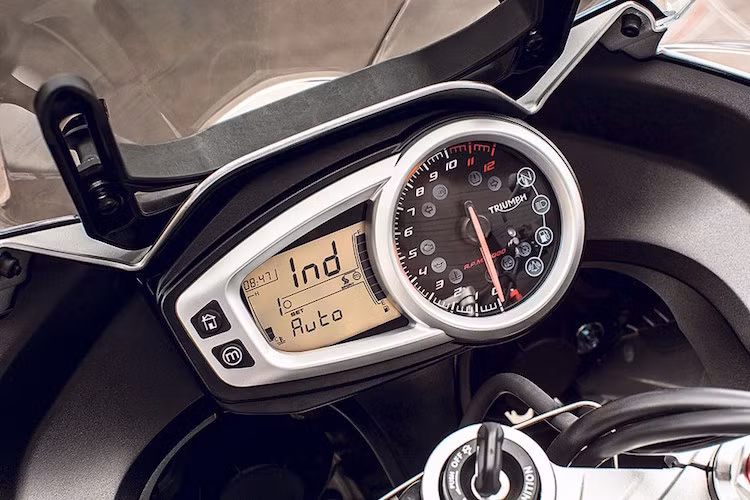 Với các hệ thống điện tử hỗ trợ như điều khiển lực kéo đa chế độ, tự động giữ ga... Tiger Sport 2016 cũng có độ an toàn và thoải mái cao hơn khi đi đường dài.