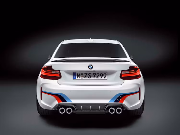 Trong đó, chế độ Sport cho tiếng nổ nhỏ hơn, sử dụng khi đi trong thành phố. M-Performance cũng cung cấp tới 2 loại chụp ống xả khác nhau cho xe đường kính 80 mm hoặc 93 mm.