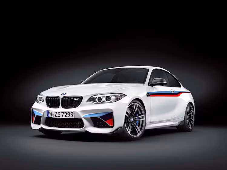 Để phục vụ nhu cầu của những người chủ sở hữu mẫu xe BMW M2 coupe thể thao "giá rẻ", những món phụ tùng nâng cấp của M Performance cũng rất đa dạng, từ các chi tiết khí động học tới hệ thống treo hay phanh hiệu năng cao.