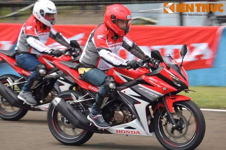 So với phiên bản cũ, Honda CBR150R 2016 nhẹ hơn 5 kg. Trong khi đó, chiều cao tay lái giảm 24 mm còn 686 mm, mang đến tư thế ngồi thoải mái hơn cùng với việc điều khiển tren phố dễ dàng hơn.