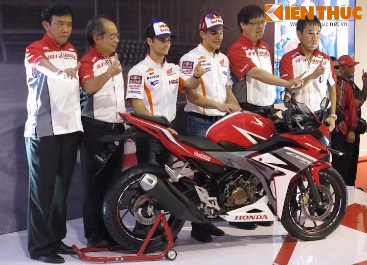 Vào ngày 14/2 vừa qua, mẫu sportbike phân khối nhỏ Honda CBR150R 2016 đã chính thức được liên doanh PT Astra Honda Motor ra mắt tại Indonesia, với sự góp mặt của hai tay đua đội Repsol Honda Moto GP là Dani Pedrosa và Marc Marquez.