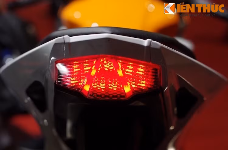 Phần đuôi xe được vuốt nhọn thể thao hơn rất nhiều so với thế hệ trước, kết thúc bởi đèn hậu nhỏ gọn sử dụng bóng bình thường.