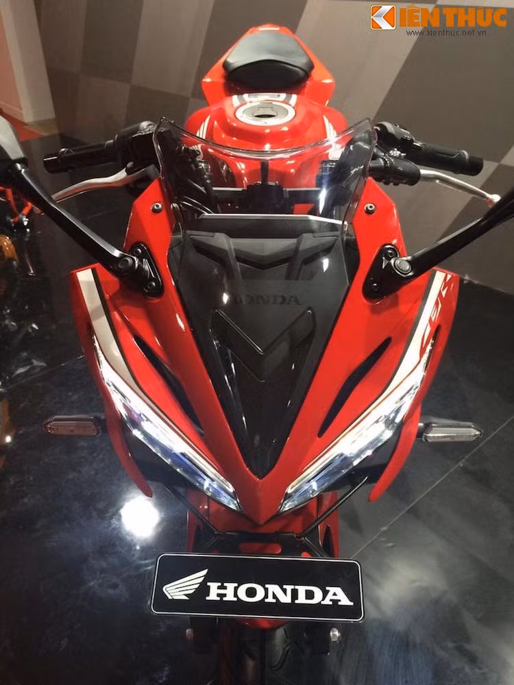 Thay vì có thiết kế "na ná" như dòng sport touring VFR1200 như thế hệ trước, lần này Honda đã lấy cảm hứng cho CBR150R từ chiếc CBR500R lớn hơn. Nhờ đó, chiếc xe có được thiết kế thể thao và sắc sảo hơn nhiều với phần đầu vuốt nhọn kèm đèn pha LED.