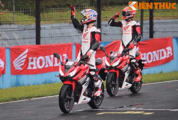 So với 2 mẫu xe còn lại sử dụng chung động cơ, CBR150R có công suất lớn hơn một chút, đạt 16,9 mã lực tại 9000 vòng/phút và mô-men xoắn cực đại 13,7 Nm tại 7000 vòng/phút.