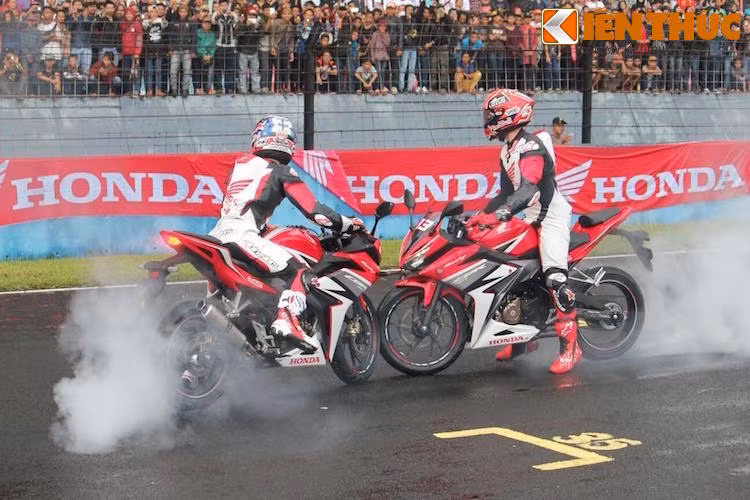 Tại Indonesia, Honda CBR150R mới sẽ được bán với 4 màu là trắng, đen, đỏ Racing và tem đấu Repsol. Trong đó, bản Repsol có giá cao nhất 33,3 triệu Rupiah (55,19 triệu đồng), bản Racing Red giá 33,1 triệu Rupiah (54,8 triệu Rupiah) và 2 bản còn lại chỉ 32,5 triệu Rupiah (53,8 triệu Rupiah).
