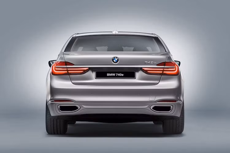 Giống như phiên bản thể thao M760Li vừa được ra mắt gần đây, 740e sẽ được BMW trưng bày lần đầu tại triển lãm Geneva 2016 sắp tới.