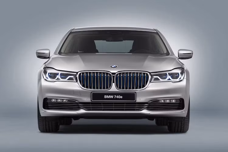 Trên phiên bản này, lưới tản nhiệt hình bầu dục đặc trưng của BMW được lắp thêm các đèn LED xanh ẩn bên sau, "gợi ý" về độ thân thiện với môi trường bởi 740e.