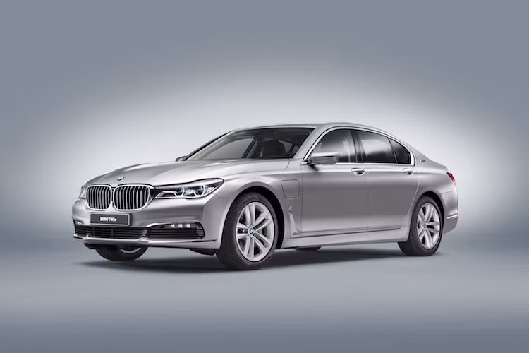 Nhìn bên ngoài, phiên bản "xe xanh" hạng sang 740e của dòng xe sang BMW 7 Series không có nhiều khác biệt so với những bản bình thường khác.