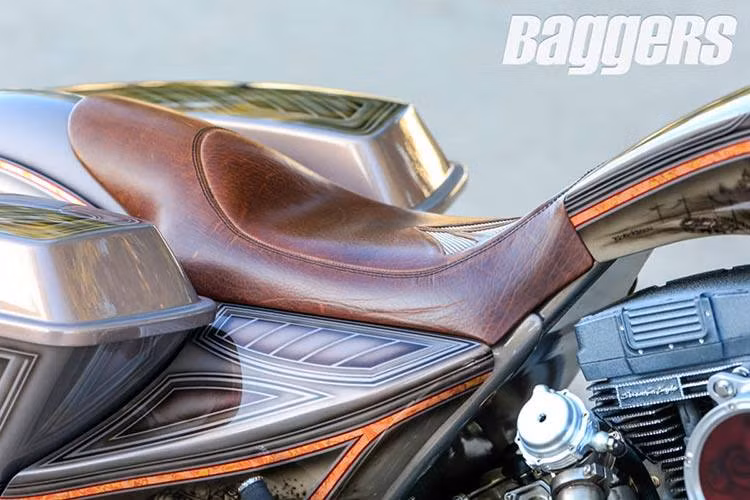 Bình xăng trên xe thon dài về phía sau và kết thúc ở bộ yên solo đơn giản, làm từ da bò Mỹ của Voss Customs và chỉ cách khối động cơ V-Twin Screaming Eagle 120R một khoảng ngắn.