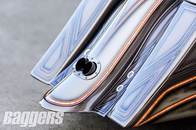 Hãng Sik Pipes chịu trách nhiệm tạo ra ống xả "hàng thửa" cho xe với đầu xả di chuyển về chính giữa, "chọc thủng" dè độ của DA Performance.