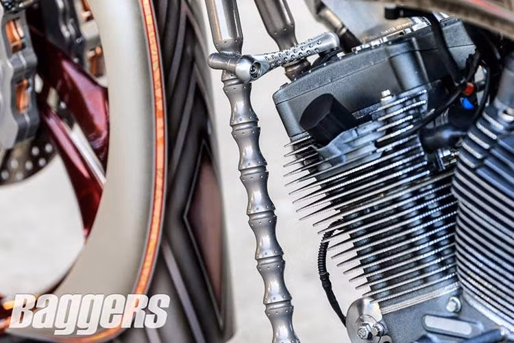 Ngay cả bộ khung nguyên bản của Street Glide cũng đã được "độ" lại với từng đốt như một khúc xương sống.