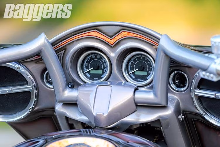 Ghi-đông của xe có thiết kế gấp khúc đặc biệt từ DA Torch, kèm theo cùm công tắc của Viti Designs. Hai bên bảng đồng hồ Dakota Digital MX của chiếc Street Glide là dàn loa độ từ Hertz.