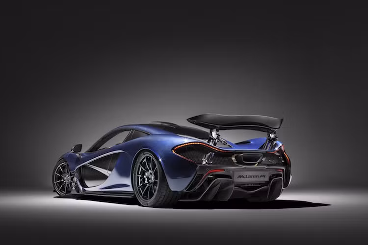 Bên cạnh phần lớn thân xe bằng sợi carbon xanh, một số chi tiết vẫn sử dụng sợi carbon đen như hốc lõm ở cửa, cánh khuếch tán dưới gầm xe... So với những chiếc P1 khác, chiếc xe này còn được MSO dát vàng 24 karat cho những tấm cách nhiệt ống xả như khoang máy siêu xe McLaren F1 trong quá khứ.