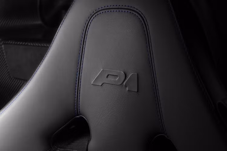 Chỉ xanh cùng màu với thân xe được sử dụng để khâu nội thất.