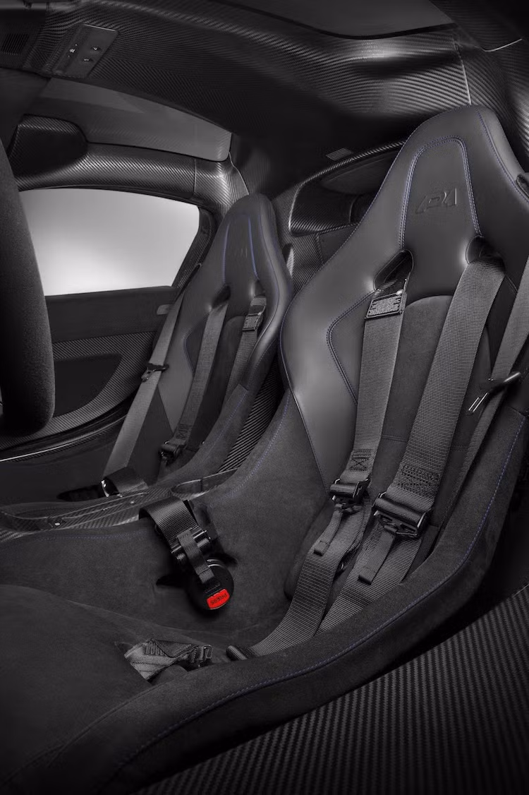 Toàn bộ nội thất của chiếc P1 MSO này được bọc alcantara giống xe đua, đồng thời những chiếc ghế thể thao của xe cũng có dây đai an toàn 4 điểm.