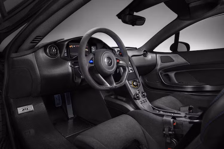Tuy nhiên ở bên trong nội thất, MSO vẫn chỉ sử dụng sợi carbon màu đen bình thường cho các chi tiết ốp trang trí xe.