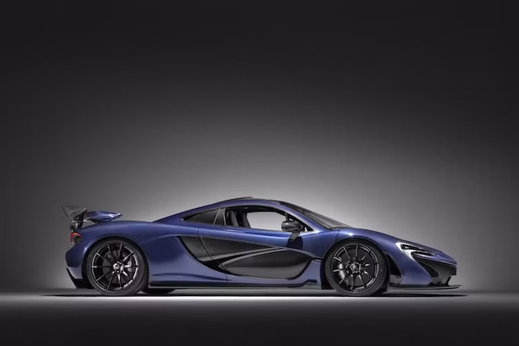Nếu chỉ nhìn từ xa, chiếc McLaren P1 độ vỏ carbon xanh bởi MSO có vẻ ngoài không khác gì những chiếc P1 khác với màu xanh nước biển ánh kim.