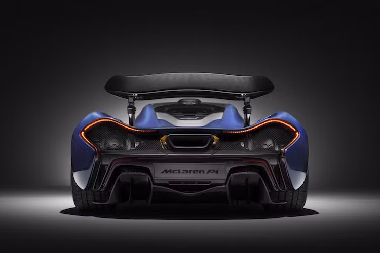 Giống những chiếc McLaren P1 Carbon Series khác, hệ động lực của chiếc P1 vỏ carbon xanh này hoàn toàn không thay đổi với động cơ V8 3.8l tăng áp kèm mô-tơ điện, với tổng công suất 903 mã lực.