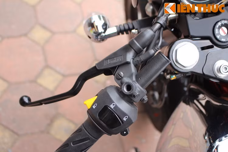 Tương xứng với đẳng cấp của chiếc xe, Moto Guzzi đã không "tiếc tay" trang trị cho V7 Racer những phụ tùng "khủng" từ các hãng tên tuổi. Bên cạnh cùm phanh Brembo, chiếc xe còn có cùm côn Domino.