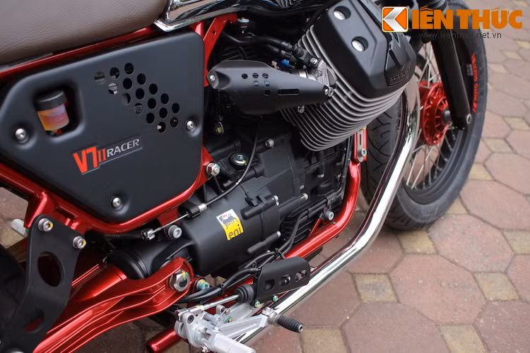 Với công suất tối đa 41,7 mã lực và mô-men xoắn cực đại 54,6 Nm, V7 không thể so được sức mạnh với những chiếc xe hiện đại. Tuy nhiên nhờ có mô-men xoắn cực đại đạt được chỉ ở số vòng tua 2650 rpm, hộp số 5 cấp và tư thế ngồi thể thao, chiếc xe vẫn mang lại cảm giác lái đầy phấn khích cho người điều khiển.