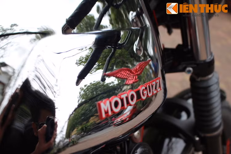 Theo đúng phong cách Ý, chiếc xe thu hút được sự chú ý bởi những chi tiết đẹp và gây ấn tượng rất mạnh, dù không thực sự hữu dụng. Một trong số đó là bình xăng được mạ chrome sáng bóng, nhưng rất khó để có thể luôn giữ được vẻ sáng bóng này khi chỉ cần chạm nhẹ, bạn cũng có thể làm lu mờ nó với dấu vân tay của mình.