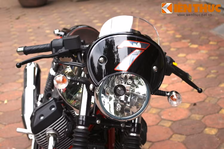 Cũng sở hữu thiết kế cổ điển đầy tinh tế nhưng vẫn rất đậm chất thể thao, sự khác biệt lớn nhất của V7 Racer với phiên bản V7 Racer Record đó là ở trên đèn pha của xe chỉ có "mào" chắn gió thay vì quây gió với hình dáng của một chiếc xe đua thập niên 70.