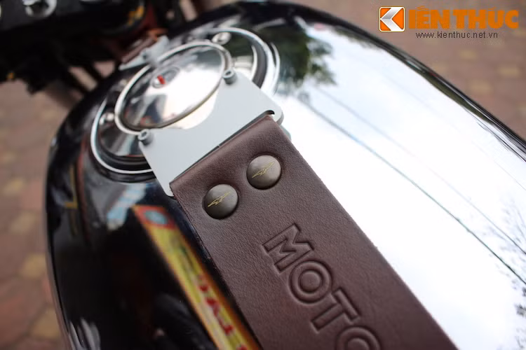 Ở bên trên bình xăng còn được bắt thêm một dải da thật dập chìm dòng chữ Moto Guzzi đầy tinh tế, và đương nhiên cũng được làm bằng loại da cao cấp từ Ý. Ngay cả những chiếc đinh tán trên dải da cũng được hoàn thiện tỉ mỉ với logo cánh chim đại bàng của hãng khắc trên.