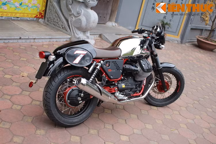 Chiếc Moto Guzzi V7 Racer Record này đã được nhập về Việt Nam bởi một showroom xe phân khối lớn tại quận Hai Bà Trưng, Hà Nội. Giá bán của chiếc xe là 26.000 USD, tương đương 580 triệu đồng.